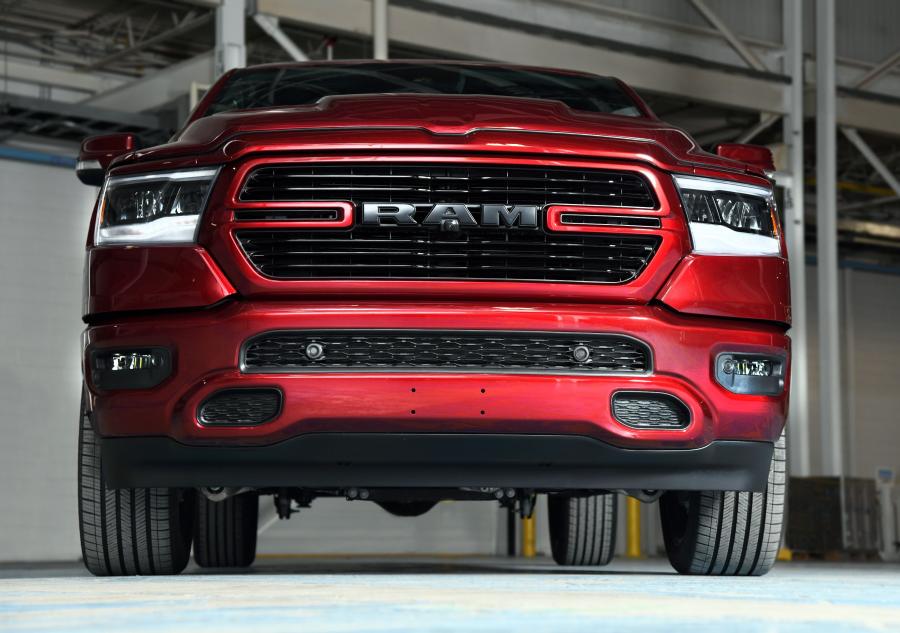  Ram 1500 Sport Crew Cab (DT) 2018 года  (CA) (фото 5 из 40)